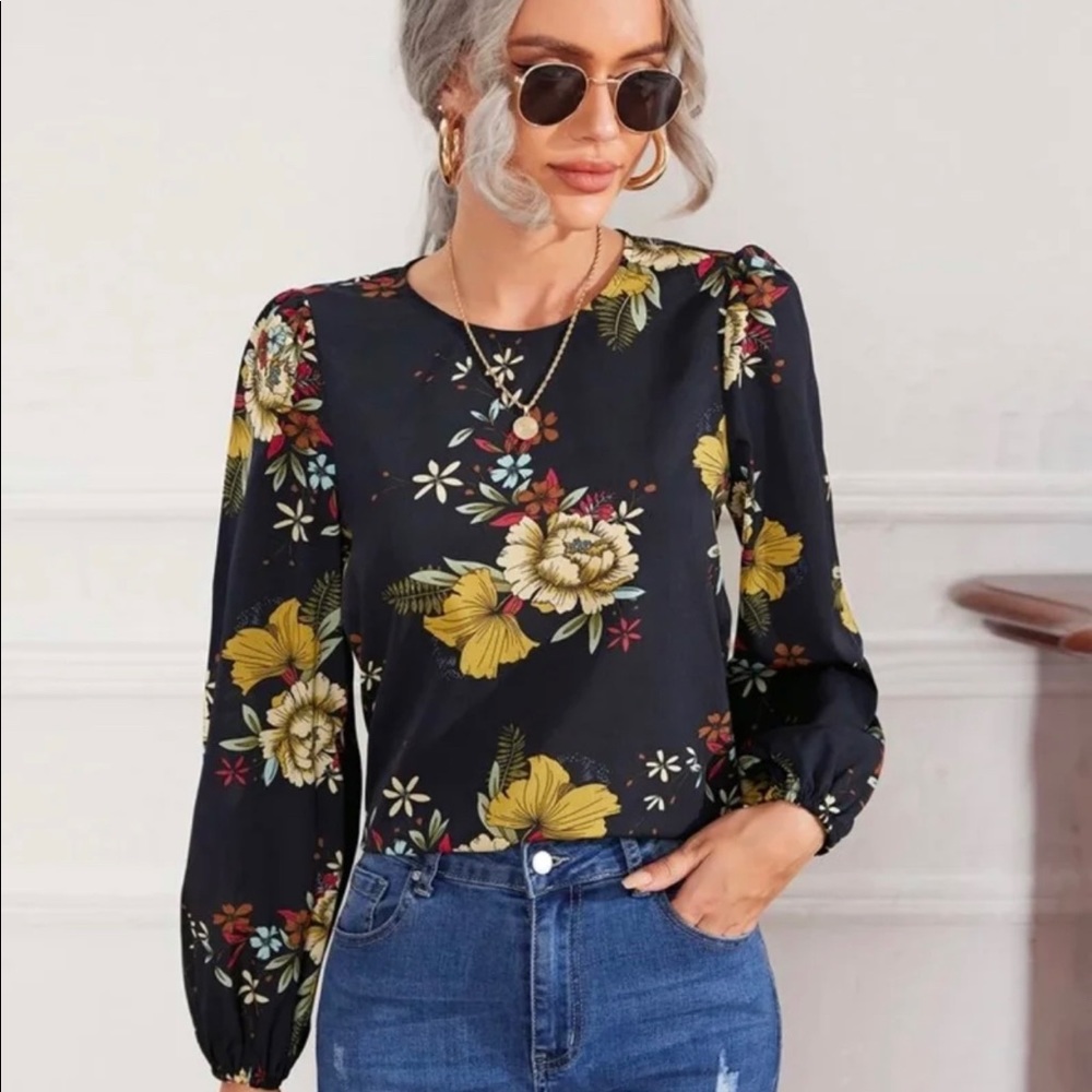 Women’s Floral print blouse 
Small